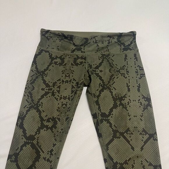 Lululemon Wunder Under 10 Green Snakeskin Luxtreme Crop RARE - Picture 2 of 11